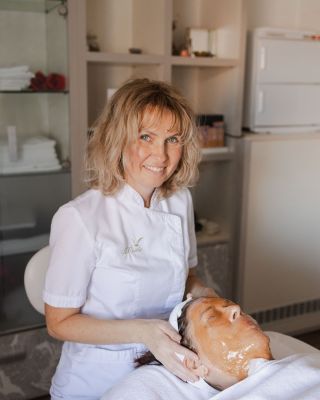 ✨ Novinka, po které zatoužíte. Do salonů GERnétic právě dorazila liftingová, rozjasňující a peelingová maska Peel Off Anti...